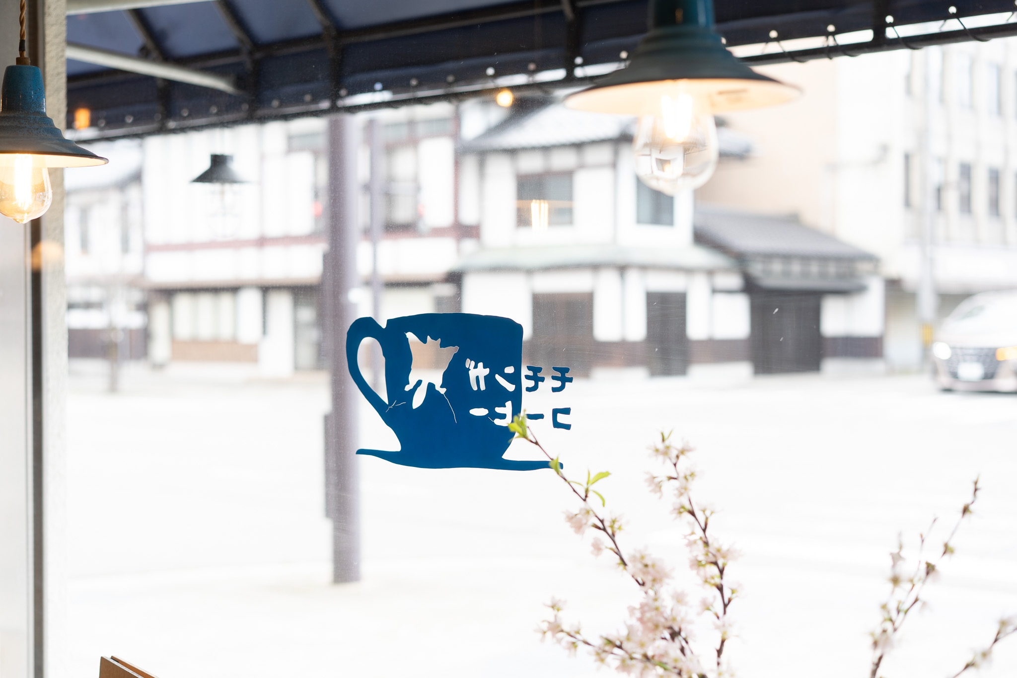 窓のモモンガロゴと桜