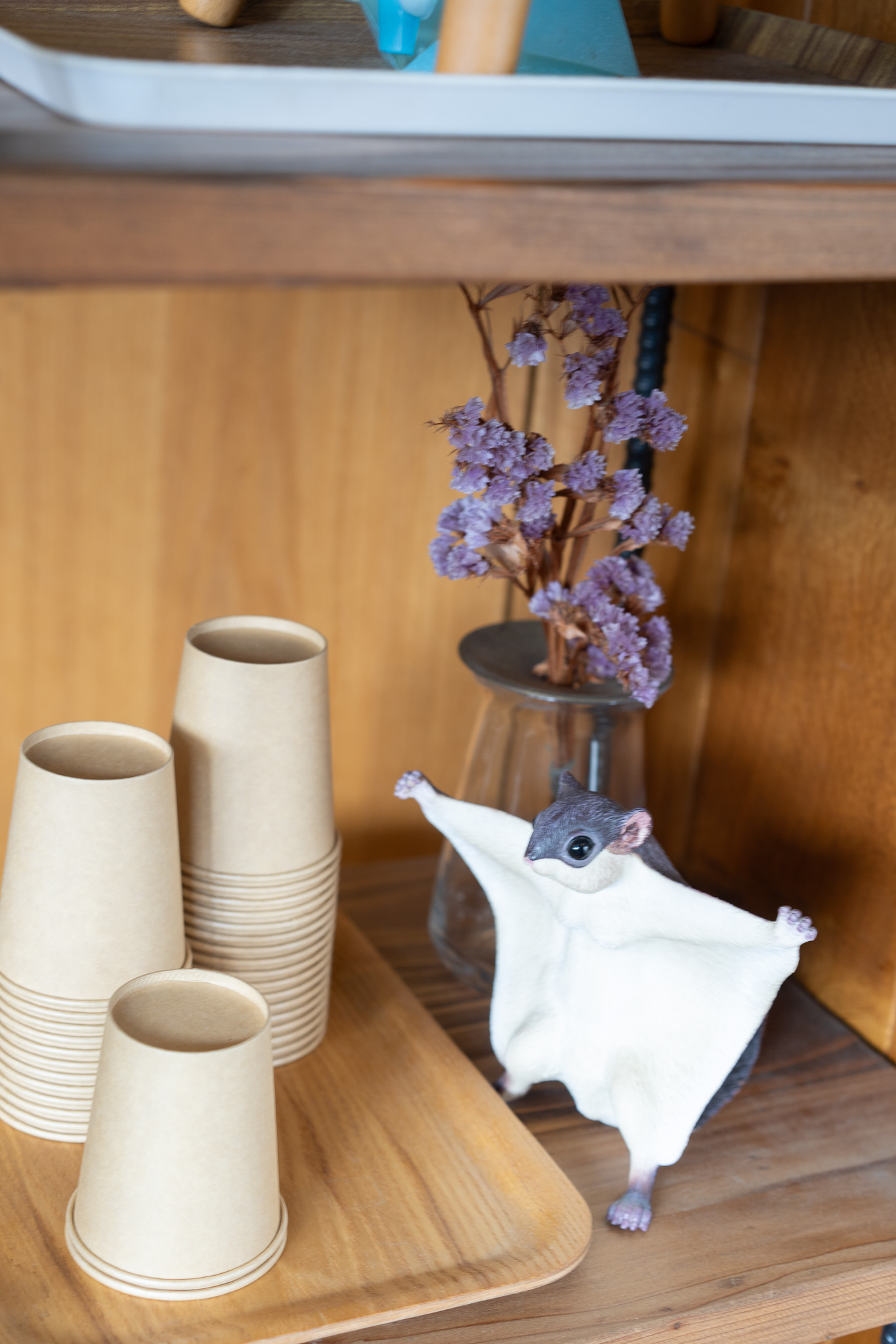 モモンガの置物と紙カップ